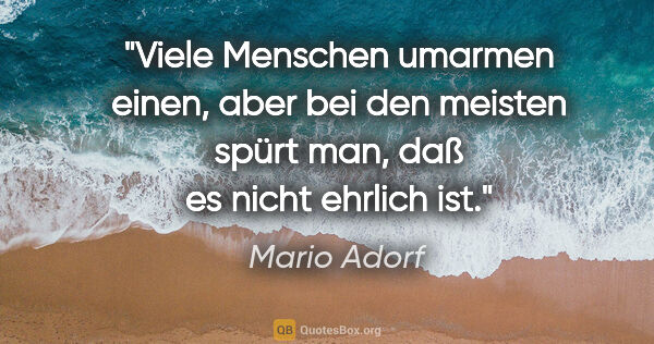 Mario Adorf Zitat: "Viele Menschen umarmen einen, aber bei den meisten spürt man,..."
